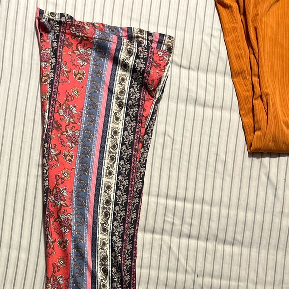 Floral Print Flare Leg Pant pair - Picture 4 of 6